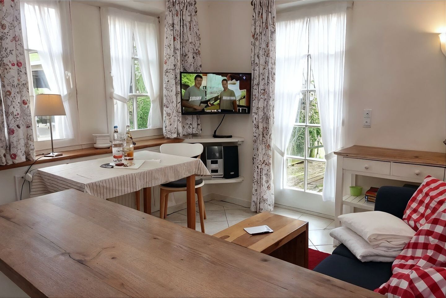 Een televisie en een stereo