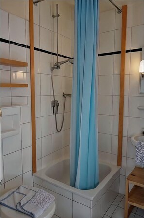 Shower - Hallig Hooge - Whg. 3 - Oland - Holiday apartment Oland on Föhr: centrally located and (Wyk auf Föhr)