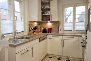 Fridge, microwave, oven, stovetop - Hahnenhof - Apartment 6 - Lovingly furnished: Sauna, fireplace & terrace (Wrixum auf Föhr)