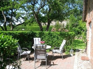 Outdoor dining - Hahnenhof - Apartment 6 - Lovingly furnished: Sauna, fireplace & terrace (Wrixum auf Föhr)
