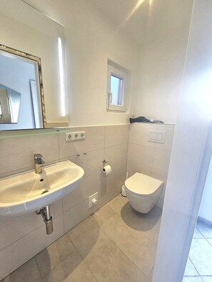 Shower - Marina - Whg. 2 - Holiday apartment Marina Whg. 2: terrace, WLAN, close to the beach in Wyk (Wyk auf Föhr)