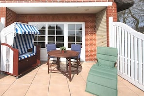 Outdoor dining - Bredland 11 - Apartment "Am Meer" - Apartment Am Meer in Bredland: Close to the beach, (Nieblum)