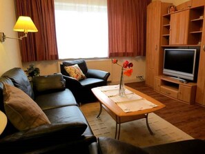 TV, stereo - Haus am Leuchtturm - Holiday home at the lighthouse: close to the beach with garden, WLAN & (Wyk auf Föhr)