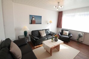 TV, stereo - Haus am Leuchtturm - Holiday home at the lighthouse: close to the beach with garden, WLAN & (Wyk auf Föhr)