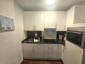 Kylskåp, ugn, spishäll och diskmaskin