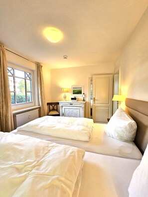 2 bedrooms, iron/ironing board, WiFi