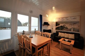 Dining - Pidder Lyng - FW 1 - Holiday apartment Pidder Lyng FW 1: balcony, WLAN, 500 m to the beach (Utersum)