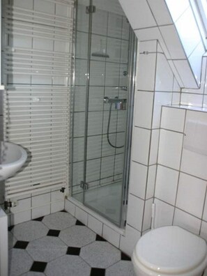 Shower, hair dryer - Pidder Lyng - FW 1 - Holiday apartment Pidder Lyng FW 1: balcony, WLAN, 500 m to the beach (Utersum)