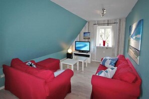 TV, DVD player, stereo - Bredland 2a - Whg. 5 - Holiday apartment in Nieblum: 52 m², terrace & only 200 m to the beach (Nieblum)