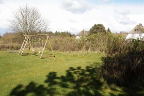 Children’s area - Bredland 2a - Whg. 5 - Holiday apartment in Nieblum: 52 m², terrace & only 200 m to the beach (Nieblum)