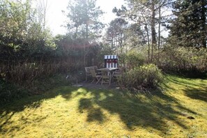 Outdoor dining - Bredland 2a - Whg. 5 - Holiday apartment in Nieblum: 52 m², terrace & only 200 m to the beach (Nieblum)