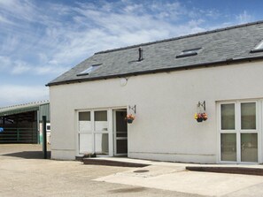 Exterior - THE LOFT, pet friendly, shared hot tub, in Annan (Annan)