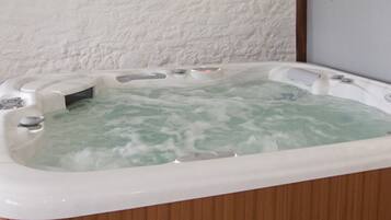 Indoor spa tub