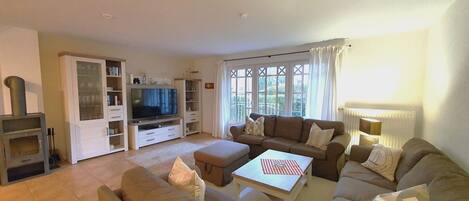 TV, fireplace, stereo