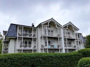 A multi-story building with balconies and large windows. - Palais am Südstrand - Whg. 2 - Holiday apartment on the south beach: close to the beach and (Wyk auf Föhr)