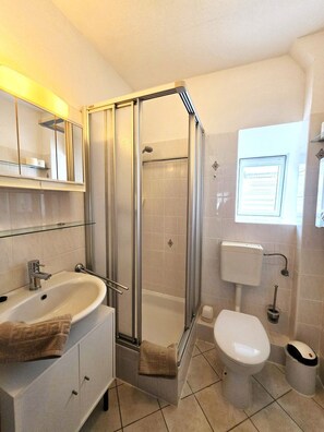 Shower - Haus zur See - Apartment 3 - Holiday apartment in Wyk auf Föhr: 400 m to the beach, WLAN (Wyk auf Föhr)