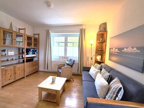 TV, stereo - Haus zur See - Apartment 3 - Holiday apartment in Wyk auf Föhr: 400 m to the beach, WLAN (Wyk auf Föhr)