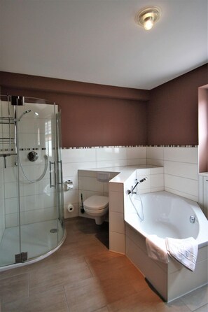 Shower, hair dryer - Boldixumer Str. 35 - Ground floor - Holiday apartment in Wyk auf Föhr: Garden, terrace & (Wyk auf Föhr)