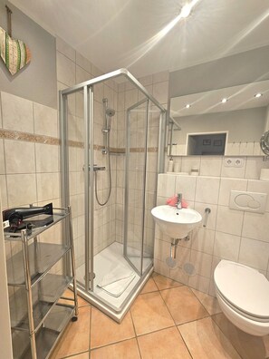 Shower - Schatzinsel, Whg. 1 - Holiday apartment Schatzinsel Whg. 1 on Föhr - Terrace & (Wyk auf Föhr)