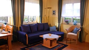 Living area - Nis Puk _FW Habel (ground floor) - vacation apartment in Utersum: 50 m² with terrace, close to the beach (Utersum)