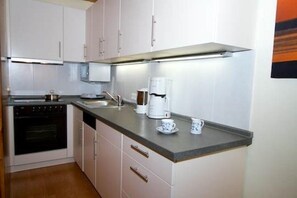 Frigorífico, horno, placa de cocina y lavavajillas
