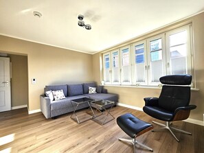 TV, stereo - Haus am Walde - Ground floor - Bright vacation apartment in Haus am Walde on the ground floor, 380 m to the (Wyk auf Föhr)