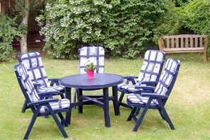Outdoor dining - Haus am Walde - Ground floor - Bright vacation apartment in Haus am Walde on the ground floor, 380 m to the (Wyk auf Föhr)