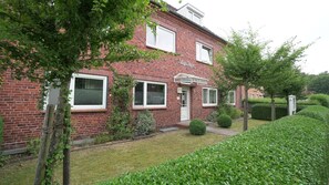 Exterior - Seestern - Holiday apartment Seestern in Wyk on Föhr - 80 m², terrace & garden (Wyk auf Föhr)