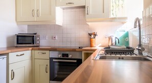 Private kitchen - Charming Thirlmere Retreat Near Far Sawrey (Ambleside)