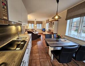 Fridge, microwave, oven, stovetop - Am Museum - Apartment 1 - Holiday apartment Am Museum 1: Terrace, garden, WLAN & (Alkersum)