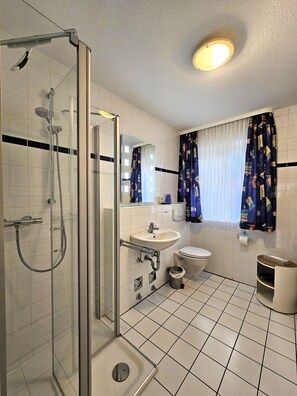 Shower, hair dryer - Am Museum - Apartment 1 - Holiday apartment Am Museum 1: Terrace, garden, WLAN & (Alkersum)
