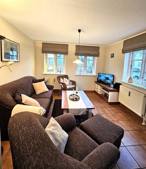 TV, stereo - Am Museum - Apartment 1 - Holiday apartment Am Museum 1: Terrace, garden, WLAN & (Alkersum)