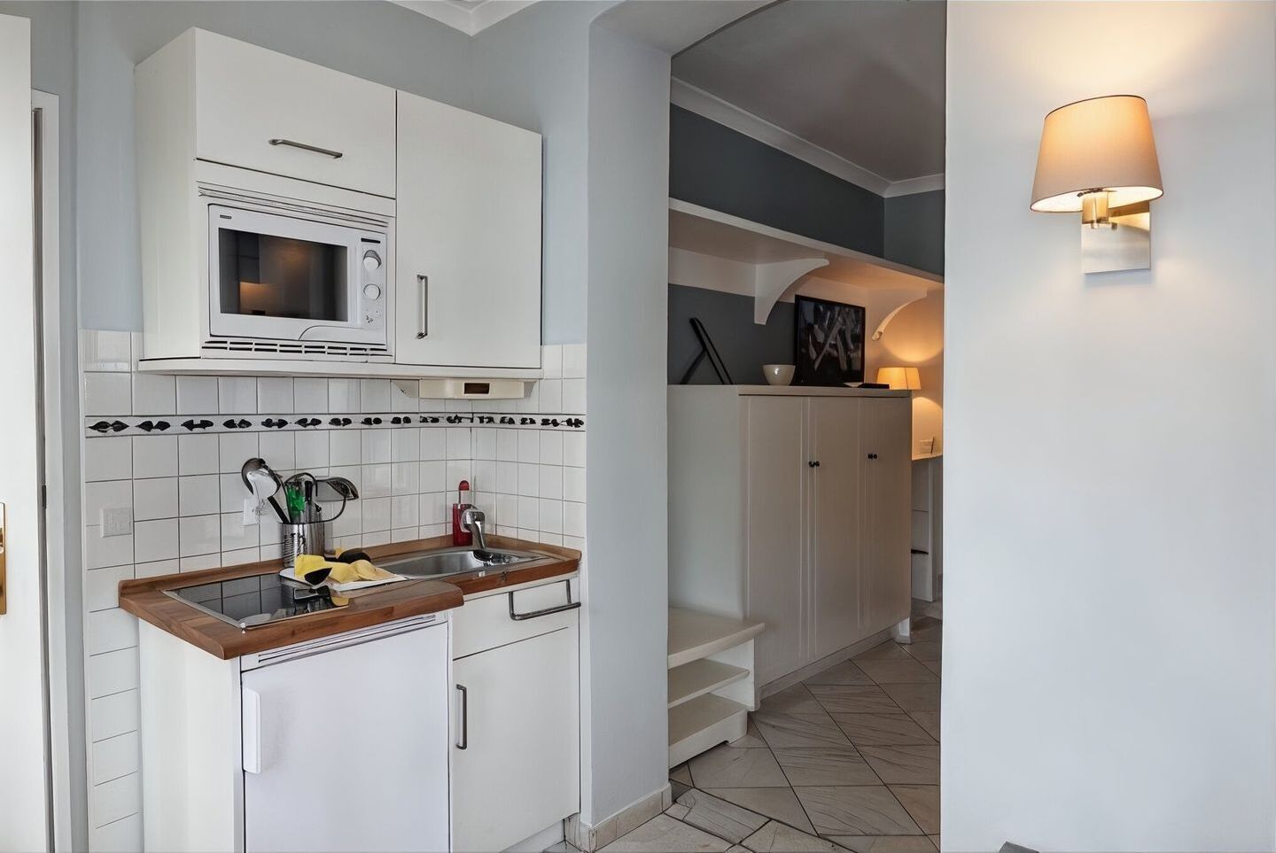 Kühlschrank, Mikrowelle, Herdplatte, Wasserkocher mit Kaffee-/Teezubehör