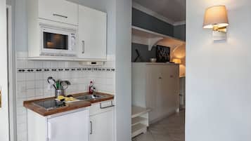KĂŒhlschrank, Mikrowelle, Herdplatte, Wasserkocher mit Kaffee-/Teezubehör
