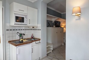 Refrigerador, microondas, parrilla de estufa y cafetera y tetera 