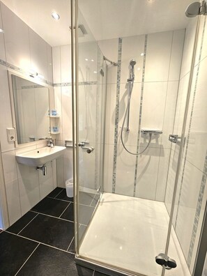 Shower, hair dryer - Ilskes Hus - Detached thatched house with garden, terrace & e-charging station (Oevenum)