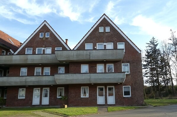 A two-story residential building with a symmetrical facade, multiple windows, and a central entrance. - Wattwurm, Whg. 8 - Apartment Wattwurm, Whg. 8: 2strand and close to the center, (Wyk auf Föhr)