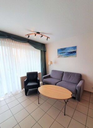 TV, stereo - Wattwurm, Whg. 8 - Apartment Wattwurm, Whg. 8: 2strand and close to the center, (Wyk auf Föhr)