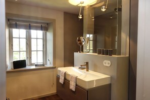 A bathroom with a window, a sink, a mirror, and a towel rack. - Reethus main house on the ground floor/ first floor - Reethus in Borgsum: 121 m², sauna, fireplace & garden, (Borgsum)