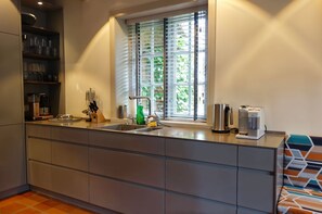 Fridge, microwave, oven, stovetop - Reethus main house on the ground floor/ first floor - Reethus in Borgsum: 121 m², sauna, fireplace & garden, (Borgsum)