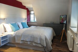 2 bedrooms, in-room safe, desk, iron/ironing board - Reethus main house on the ground floor/ first floor - Reethus in Borgsum: 121 m², sauna, fireplace & garden, (Borgsum)