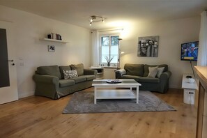 TV, stereo - Godewind - Apartment 1 - Holiday apartment Godewind 1: first floor with terrace, WLAN (Wyk auf Föhr)