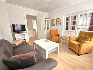 TV, stereo - Marina - Whg. 3 - Apartment Marina Whg. 3: balcony, WLAN, 300 m to the beach in (Wyk auf Föhr)