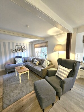 TV, fireplace, DVD player, stereo - WattGut - WattGut vacation home in Oevenum: sauna, wood-burning stove & garden for 6 guests (Oevenum)