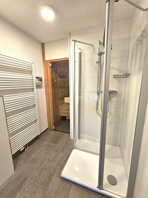 Shower - WattGut - WattGut vacation home in Oevenum: sauna, wood-burning stove & garden for 6 guests (Oevenum)