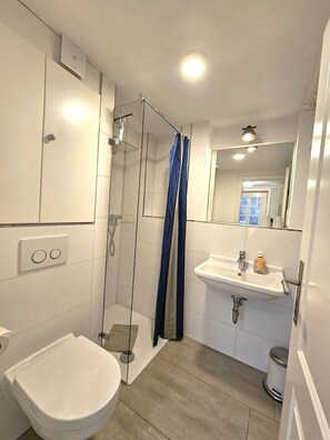 Shower - WattGut - WattGut vacation home in Oevenum: sauna, wood-burning stove & garden for 6 guests (Oevenum)