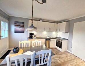 Coffee/tea maker, fridge, oven, stovetop - Nis Puk _FW Gröde (ground floor) - Apartment Gröde on the ground floor in Utersum - Terrace & 500 m (Utersum)