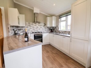 Private kitchen - The Callow Lodge, Beaconsfield Holiday Park (Shrewsbury)