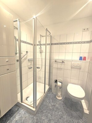 Shower - Edith, Whg. 3 - Apartment Edith, Whg. 3 with balcony and parking lot in Wyk auf (Wyk auf Föhr)