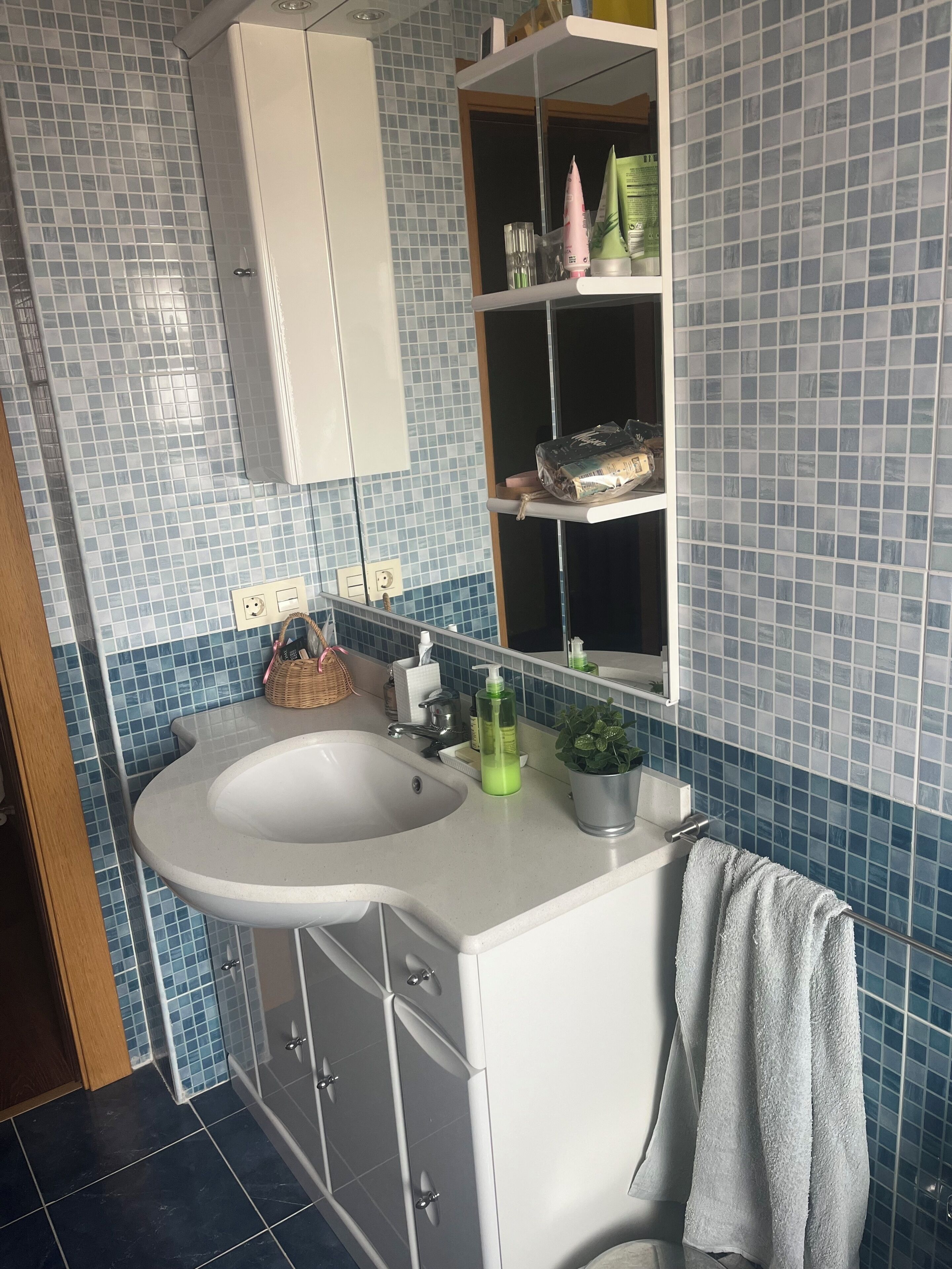 Een douche, een haardroger, zeep, toiletpapier